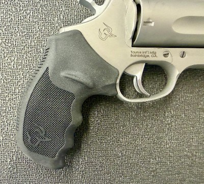 TAURUS JUDGE MAGNUM .45 LC/.410 GA - Image 5 of 12
