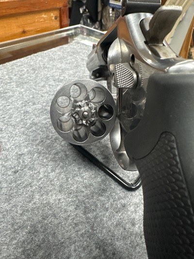 SMITH & WESSON 686-6 .357 MAG - Image 1 of 5