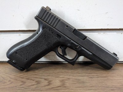 GLOCK 22 GEN 2 40 Smith & Wesson - Image 1 of 12