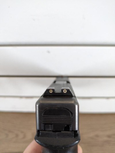 GLOCK 22 GEN 2 40 Smith & Wesson - Image 3 of 12