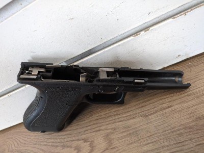 GLOCK 22 GEN 2 40 Smith & Wesson - Image 5 of 12