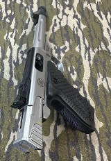 SMITH & WESSON SW22 VICTORY .22 LR - Image 3 of 4