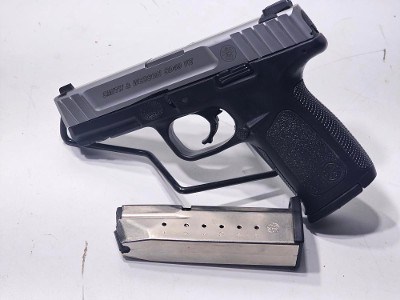 SMITH & WESSON SD40VE .40 - Image 1 of 8
