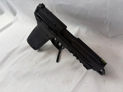 SMITH & WESSON M&P22 MAGNUM .22 WMR - Image 6 of 7