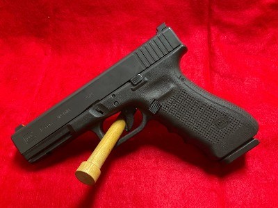 GLOCK G17 GEN 4 9MM LUGER (9x19 PARA) - Image 1 of 5