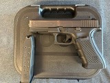 Glock G22Gen 4 .40 S&W - 1 of 10