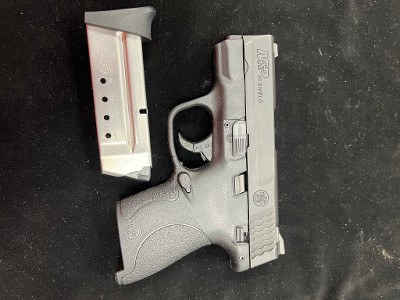 SMITH & WESSON M&P 40 shield.40 S&W - Image 1 of 10