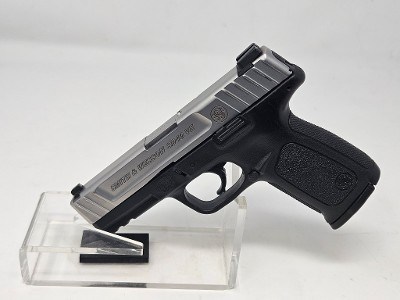 SMITH & WESSON SD40 VE .40 S&W - Image 1 of 3