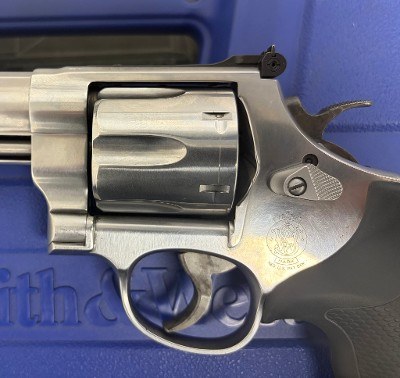 SMITH & WESSON 629 CLASSIC .44 MAGNUM - Image 4 of 6