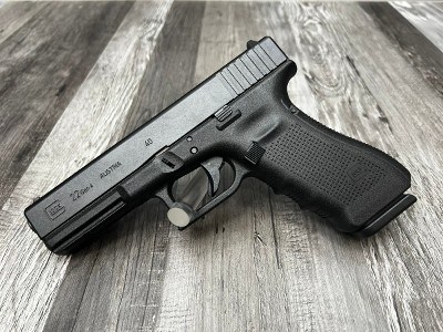 GLOCK 22 GEN 4 40 Smith & Wesson - Image 1 of 4