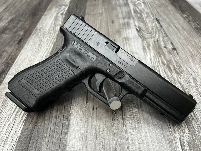GLOCK 22 GEN 4 40 Smith & Wesson - Image 2 of 4