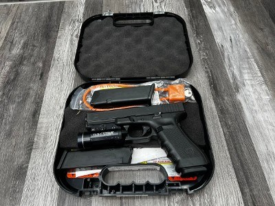 GLOCK 22 GEN 4 40 Smith & Wesson - Image 4 of 4