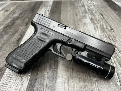 GLOCK 22 GEN 4 40 Smith & Wesson - Image 2 of 4