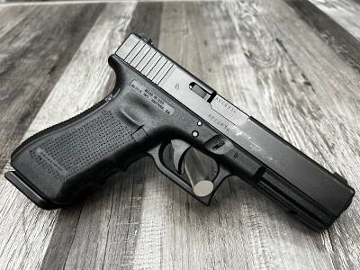 GLOCK 22 GEN 4 40 Smith & Wesson - Image 2 of 4