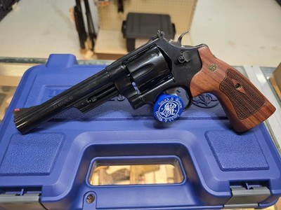 SMITH & WESSON 57 .41 REM MAG - Image 1 of 2