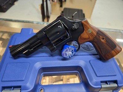 SMITH & WESSON M29 CLASSIC .44 MAGNUM - Image 1 of 2