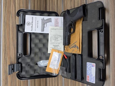 SMITH & WESSON M&P 40 .40 S&W - Image 1 of 6