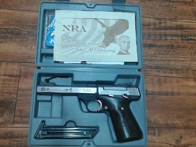 BROWNING BUCKMARK 22 - PISTOL .22 LR - Image 1 of 4