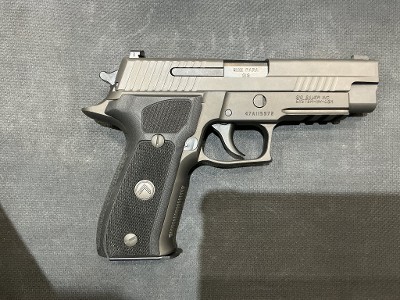 SIG SAUER P226 9MM LUGER (9x19 PARA) - Image 2 of 4