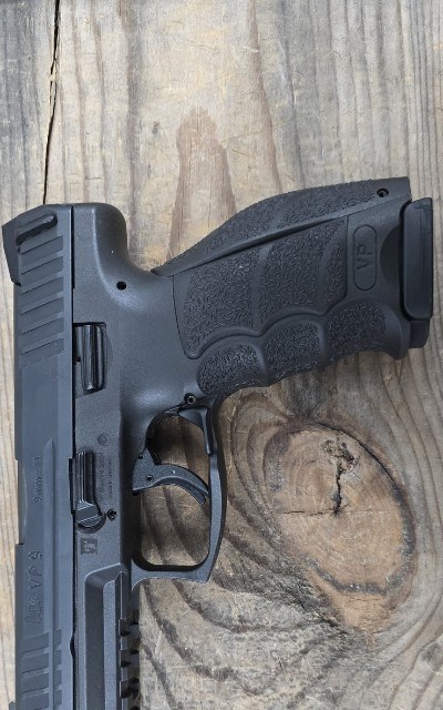 HECKLER & KOCH HK VP9 Non-Optic 4.09" 9MM (2) Magazines, OEM Case, (2) Backstraps, (2) Grip Panels, Off-Roster 9MM LUGER (9x19 PARA) - Image 4 of 4