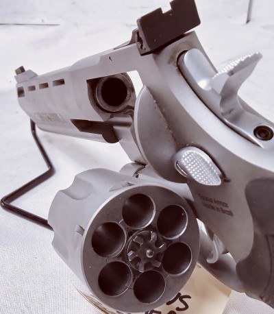 TAURUS Raging Bull .44 MAGNUM - Image 4 of 6