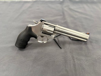 SMITH & WESSON MODEL 686-6 .357 MAG - Image 1 of 4