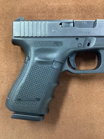 GLOCK 23 .40 CALIBER - Image 5 of 7