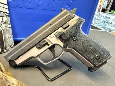 SIG SAUER P229 .40 S&W - Image 2 of 10
