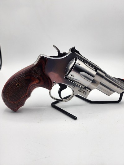 SMITH & WESSON 629 DELUXE .44 MAGNUM - Image 4 of 5