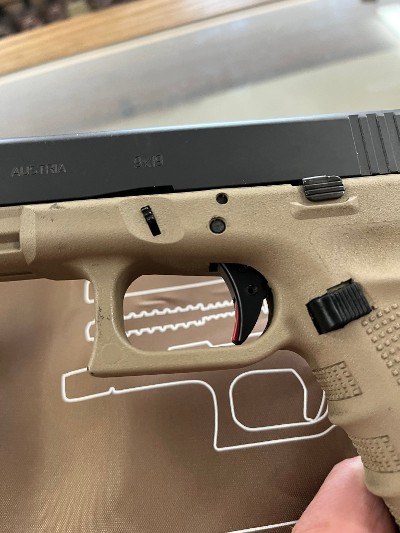 GLOCK G17 Gen 4 FDE 9MM LUGER (9x19 PARA) - Image 3 of 10