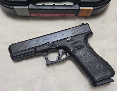 GLOCK 17 GEN 5 9MM LUGER (9x19 PARA) - Image 1 of 6