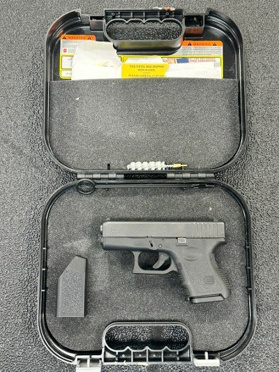 GLOCK 27 GEN 3 40 Smith & Wesson - Image 1 of 8