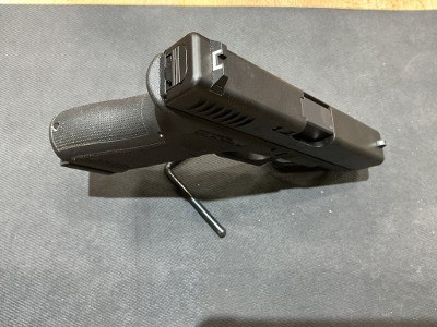 GLOCK 23 .40 CALIBER - Image 4 of 4