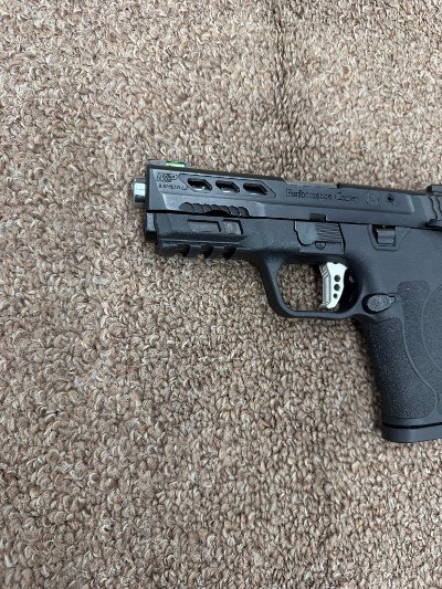 SMITH & WESSON M&P 9 Shielf EZ M2.0 Performance Center 9MM LUGER (9x19 PARA) - Image 2 of 8