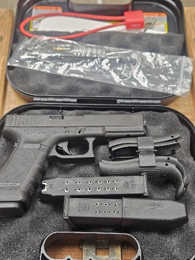 GLOCK 22 GEN 4 40 Smith & Wesson - Image 7 of 7