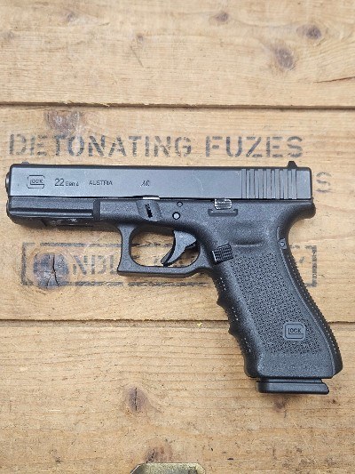 GLOCK 22 GEN 4 40 Smith & Wesson - Image 1 of 7