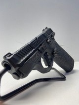 SMITH & WESSON BODYGUARD 2.0 .380 ACP - Image 4 of 9