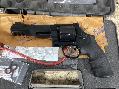 SMITH & WESSON M&P R8 PERFORMANCE .357 MAG - Image 8 of 19
