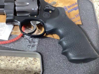 SMITH & WESSON M&P R8 PERFORMANCE .357 MAG - Image 5 of 19