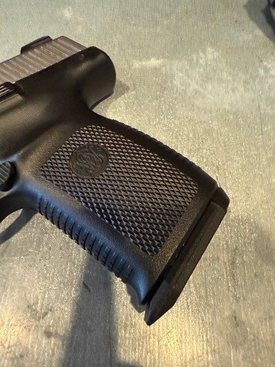 SMITH & WESSON SW9VE 9MM LUGER (9x19 PARA) - Image 5 of 10