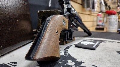 RUGER NEW MODEL SUPER BLACK HAWK .44 MAGNUM - Image 5 of 7