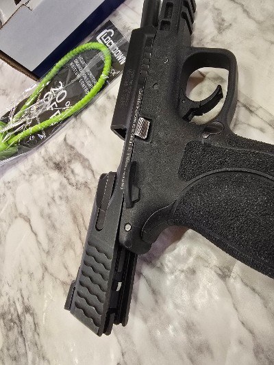 SMITH & WESSON M&P 9 M2.0 THUMB SAFETY - Image 7 of 11