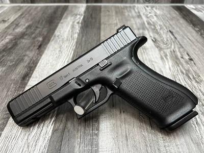GLOCK 17 GEN 5 9MM LUGER (9x19 PARA) - Image 1 of 3