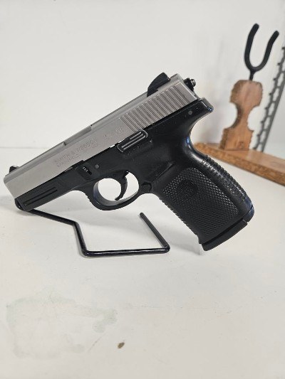 SMITH & WESSON SW 40VE 40 Smith & Wesson - Image 2 of 10