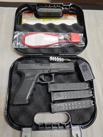 GLOCK 17 GEN 4 9MM LUGER (9x19 PARA) - Image 1 of 7
