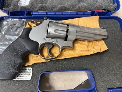 SMITH & WESSON 627 PRO PERFORMANCE .357 MAG - Image 2 of 9