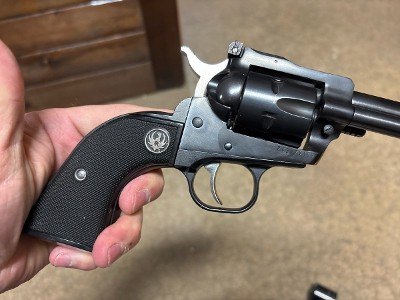 RUGER SINGLE-SIX CONVERTIBLE 22LR - 22 MAG - Image 6 of 7