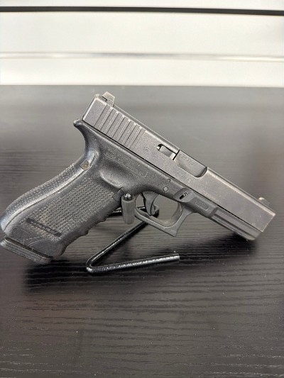 GLOCK G17 GEN 4 9MM LUGER/.40 S&W/10MM/.45 ACP - Image 2 of 6