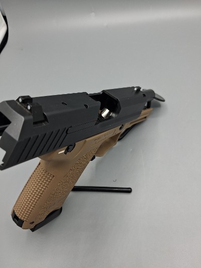 HECKLER & KOCH USP COMPACT V1 .40 S&W - Image 8 of 9