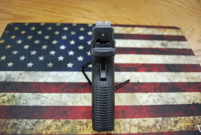 SPRINGFIELD ARMORY XD-40 .40 S&W - Image 3 of 7